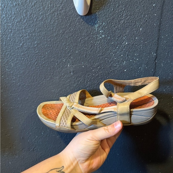 Women’s Baretraps Tan and Peach Outdoor Sandals with Adjustable Straps - Picture 6 of 8